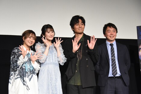 左から富田美憂、岡咲美保、小林親弘、杉本紳朗プロデューサー。