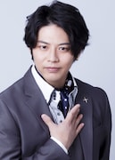 青柳尊哉扮するASHIKAGA兄役。