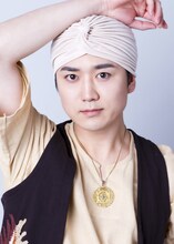 田中晃平扮する弥助。