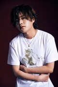 「HS02 Angel T-Shirts」を着用する堀江瞬。