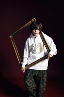 「HS01 Angel Hoodie」を着用する堀江瞬。