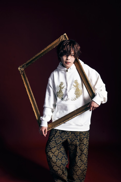 「HS01 Angel Hoodie」を着用する堀江瞬。