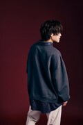 「HS03 Leopard Layered Sweat」を着用する堀江瞬。