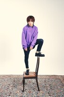 「HS03 Leopard Layered Sweat」を着用する堀江瞬。