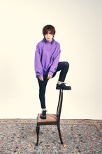 「HS03 Leopard Layered Sweat」を着用する堀江瞬。