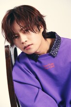 「HS03 Leopard Layered Sweat」を着用する堀江瞬。