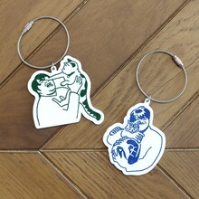 「スカート 222だから実家の猫が嫌そうな顔してる写真置いときますねキーホルダー」