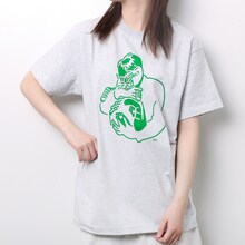 「スカート 222だから実家の猫が嫌そうな顔してる写真置いときますねTシャツ」アッシュグレーの着用写真。