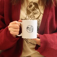 「スカート 222だから実家の猫が嫌そうな顔してる写真置いときますねマグカップ」の使用イメージ。