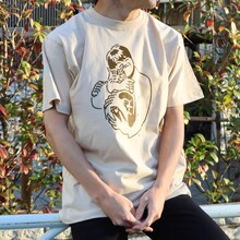 「スカート 222だから実家の猫が嫌そうな顔してる写真置いときますねTシャツ」サンドベージュ