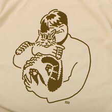 「スカート 222だから実家の猫が嫌そうな顔してる写真置いときますねTシャツ」サンドベージュ