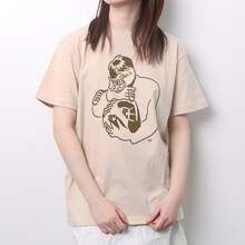 「スカート 222だから実家の猫が嫌そうな顔してる写真置いときますねTシャツ」サンドベージュの着用写真。