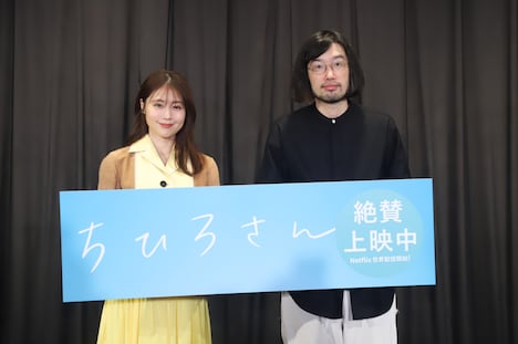 左から有村架純、今泉力哉監督。