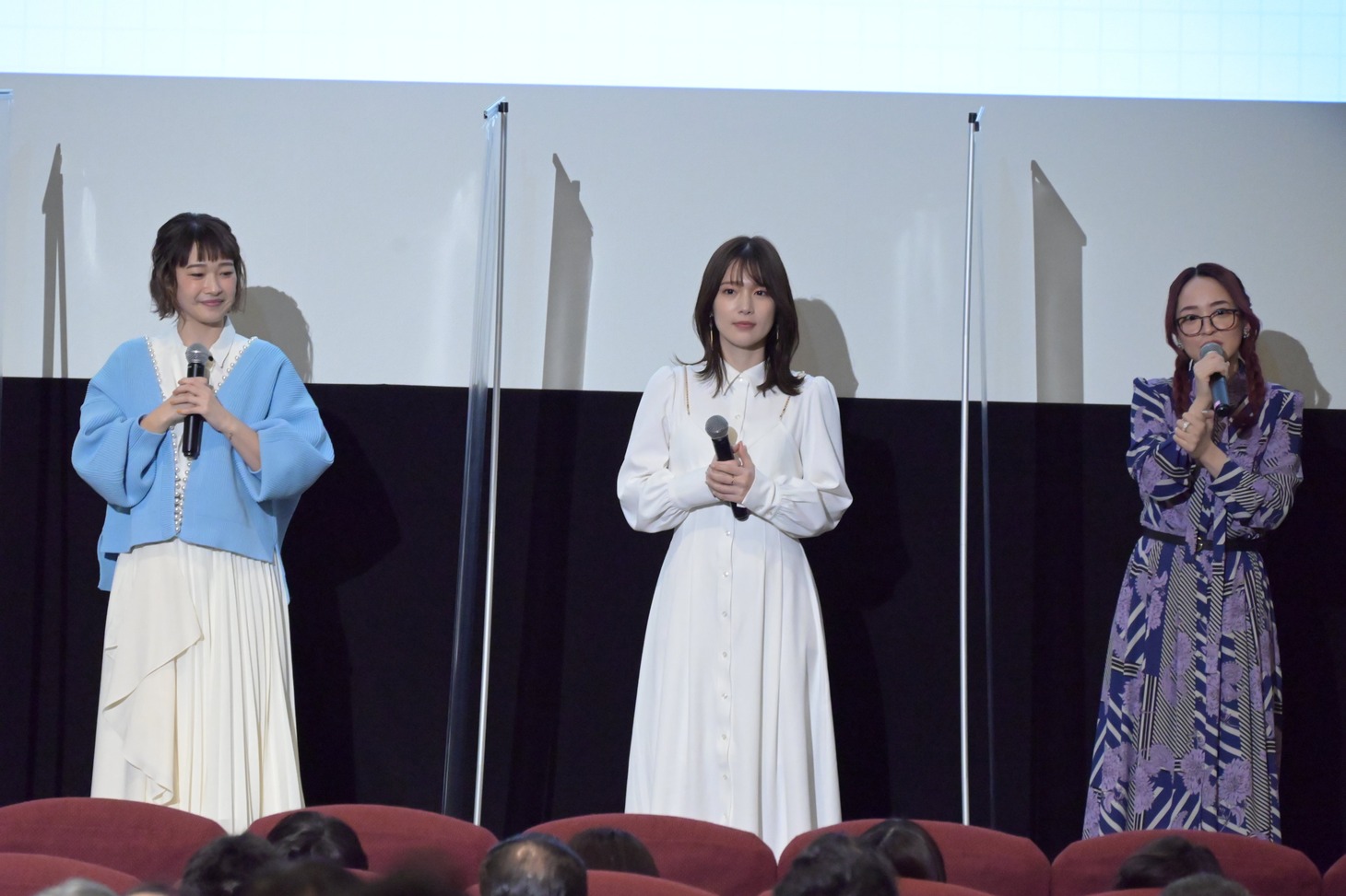 左から寺崎裕香、内田真礼、潘めぐみ。