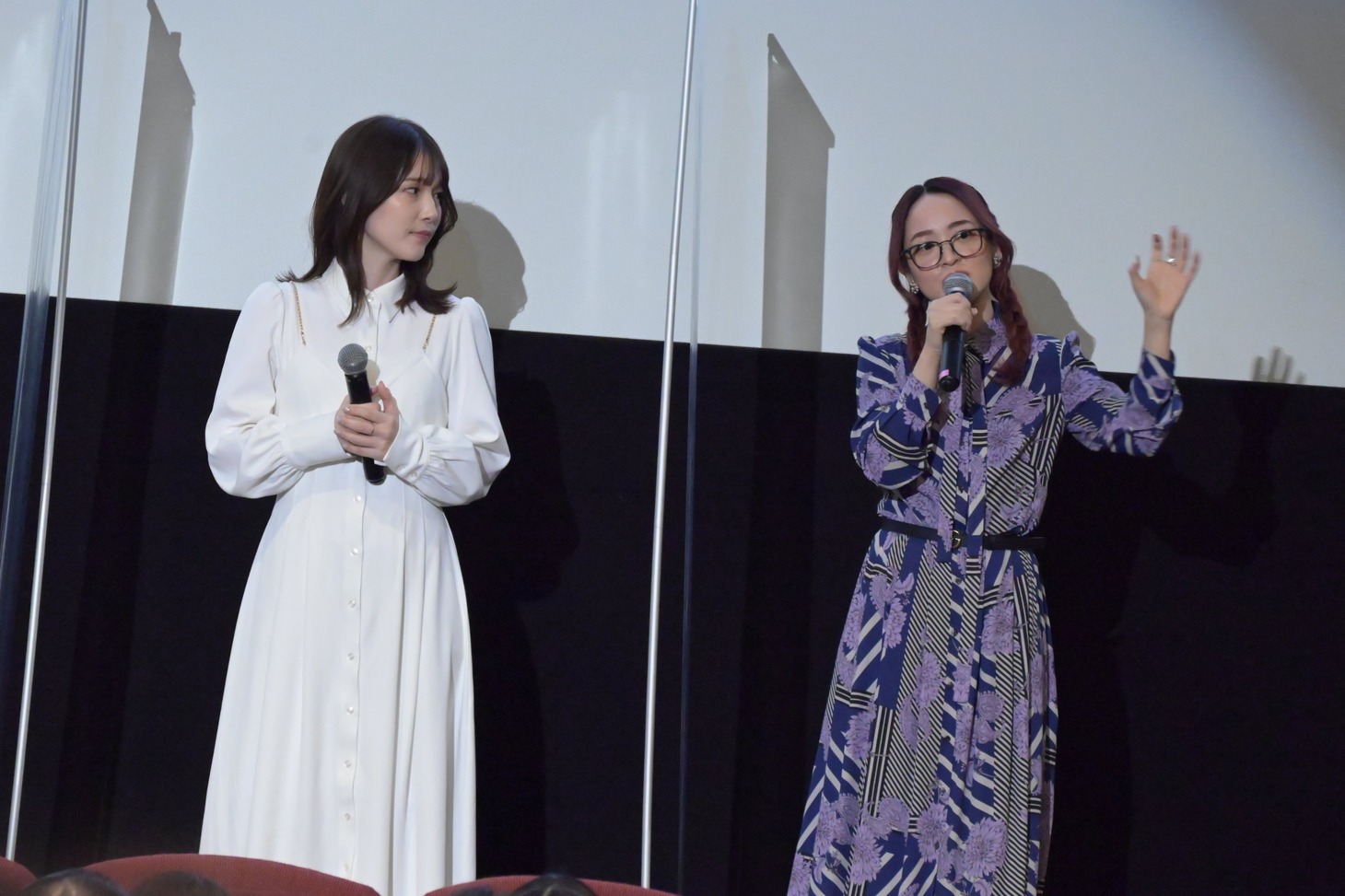左から内田真礼、潘めぐみ。