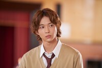 鈴木仁演じる三浦健人。