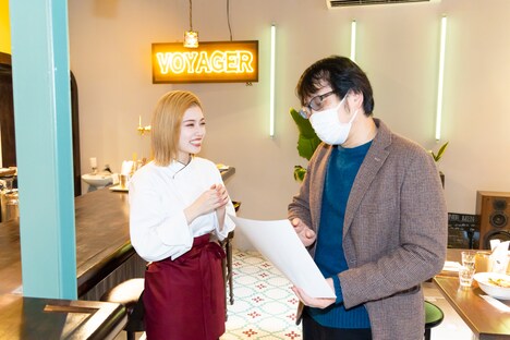 左から小芝風花、沙村広明。(c)テレビ朝日