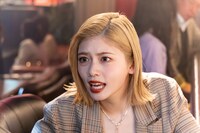 小芝風花扮する鼓田ミナレ。(c)テレビ朝日