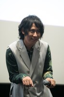 猫の顔真似を披露する白井悠介。