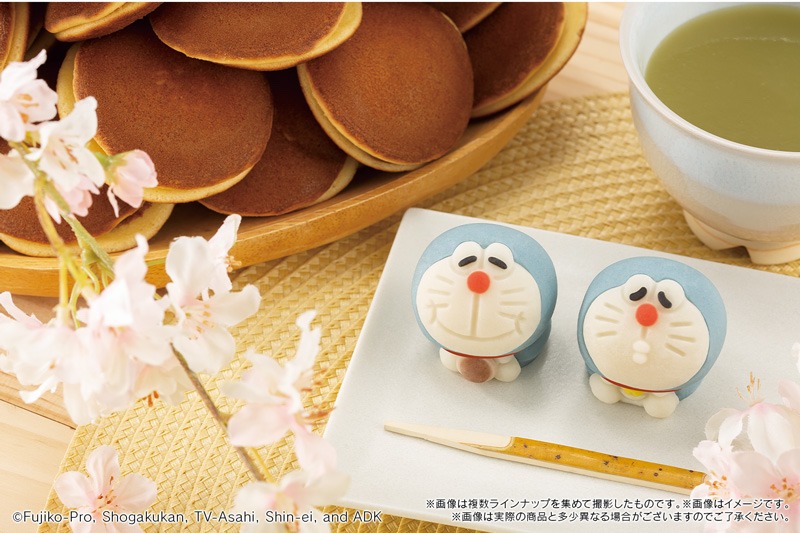 「食べマス ドラえもん2023 こしあん味」（左）と「食べマス ドラえもん2023 カスタード味」（右）。