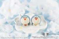 「食べマス ドラえもん2023 こしあん味」（左）と「食べマス ドラえもん2023 カスタード味」（右）。