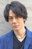 マイクロフト・ホームズ役の根本正勝。