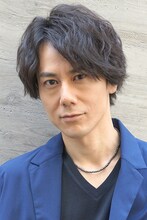 マイクロフト・ホームズ役の根本正勝。