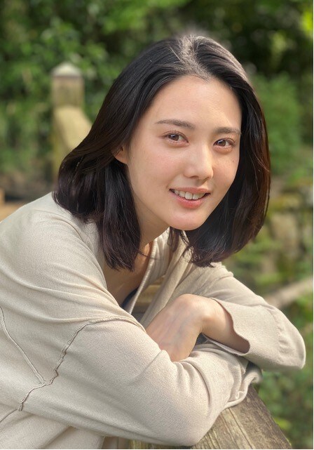 護国桃香役の北香那。