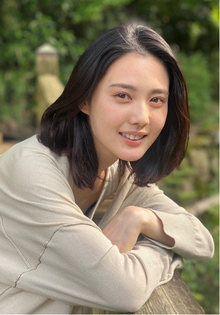 護国桃香役の北香那。