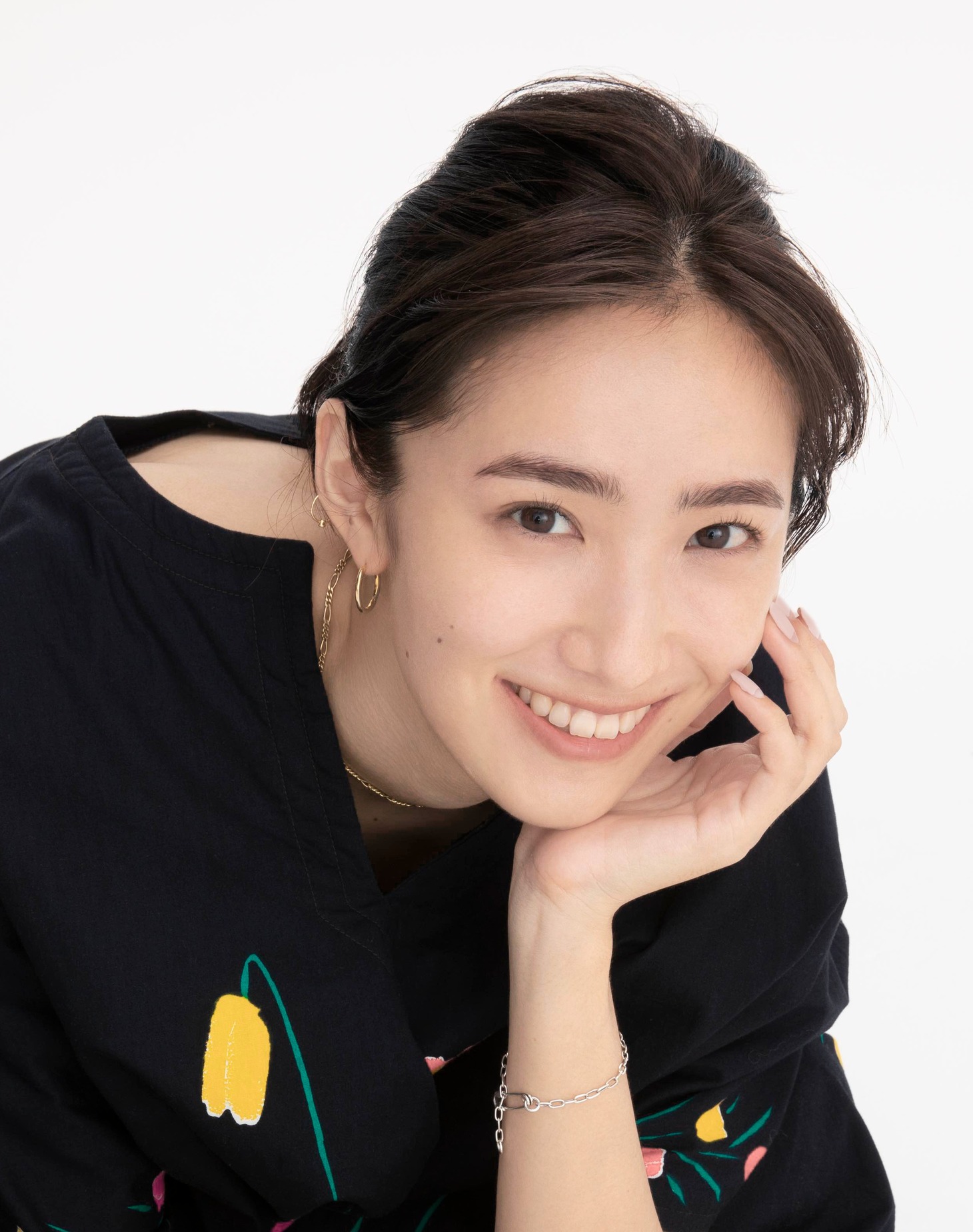 穂波茉莉花役の中田クルミ。