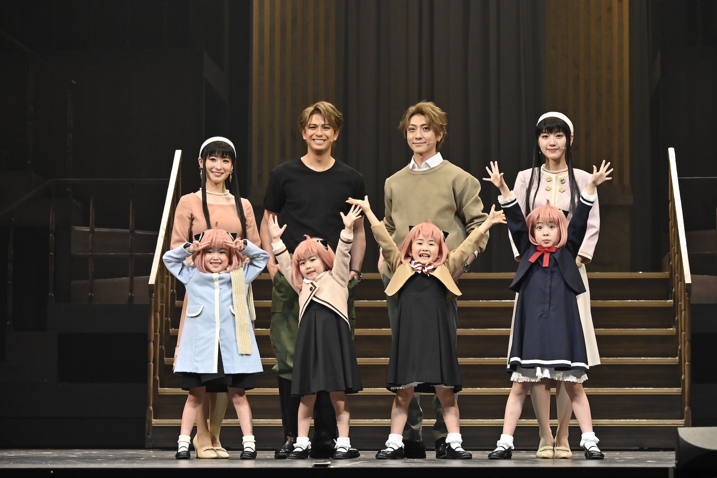 ミュージカル「SPY×FAMILY」初日会見より。前列左から池村碧彩、井澤美遥、福地美晴、増田梨沙。後列左から唯月ふうか、森崎ウィン、鈴木拡樹、佐々木美玲（日向坂46）。