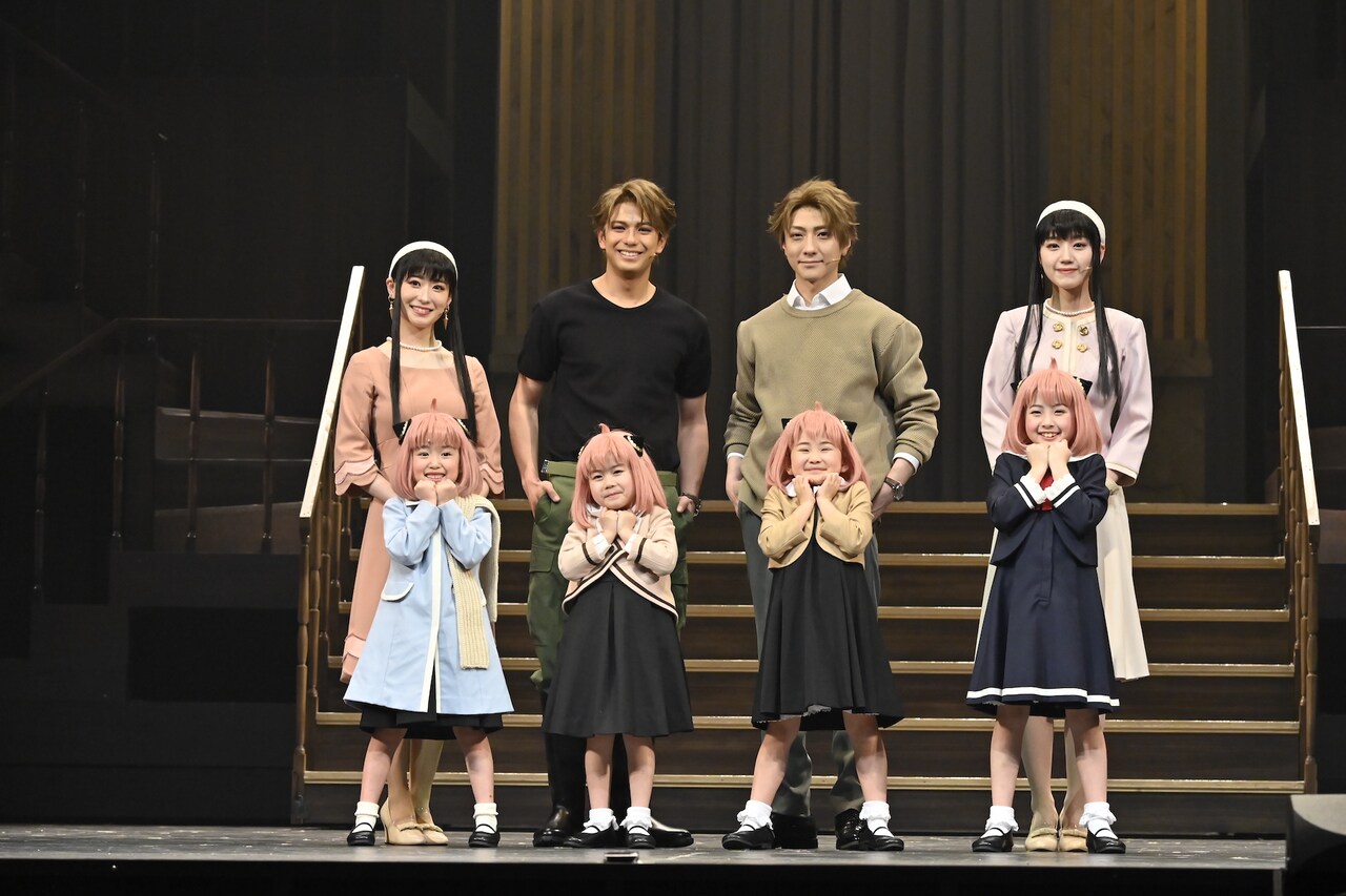 ミュージカル「SPY×FAMILY」初日会見より。前列左から池村碧彩、井澤美遥、福地美晴、増田梨沙。後列左から唯月ふうか、森崎ウィン、鈴木拡樹、佐々木美玲（日向坂46）。