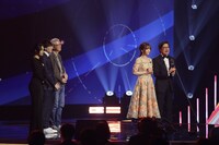 左からゲストのヴァルキリーとサイクーノ、大塚雅彦氏、天城サリー、ジョン・カビラ。