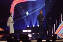 小西克幸（中央）