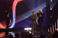 中央左から足立慎吾監督、ROLAND。