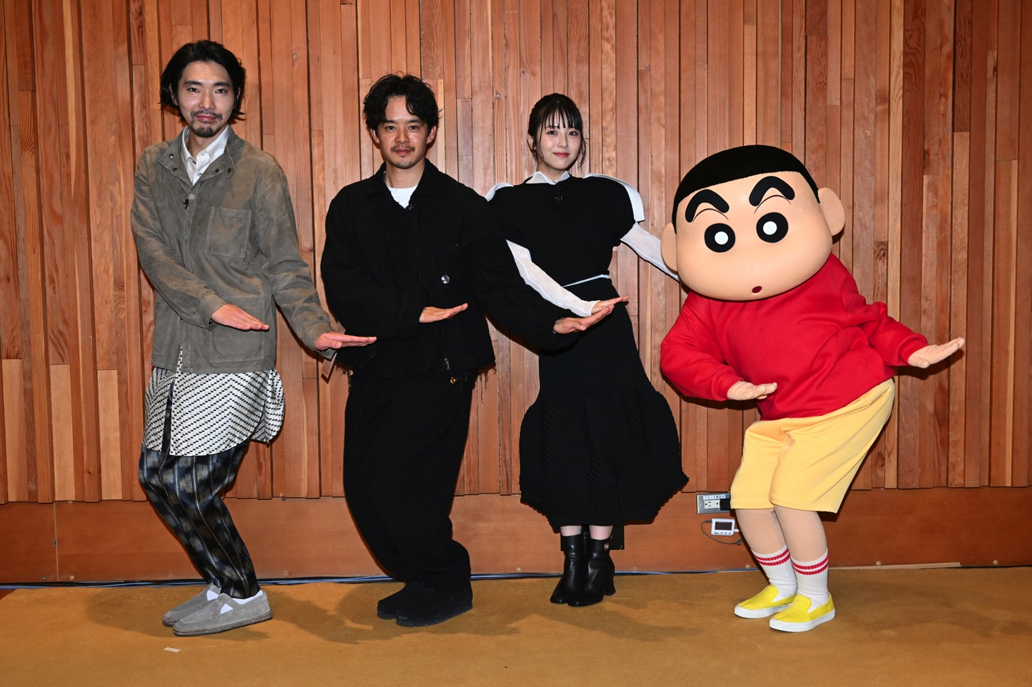 左から柄本佑、池松壮亮、浜辺美波、しんのすけ。