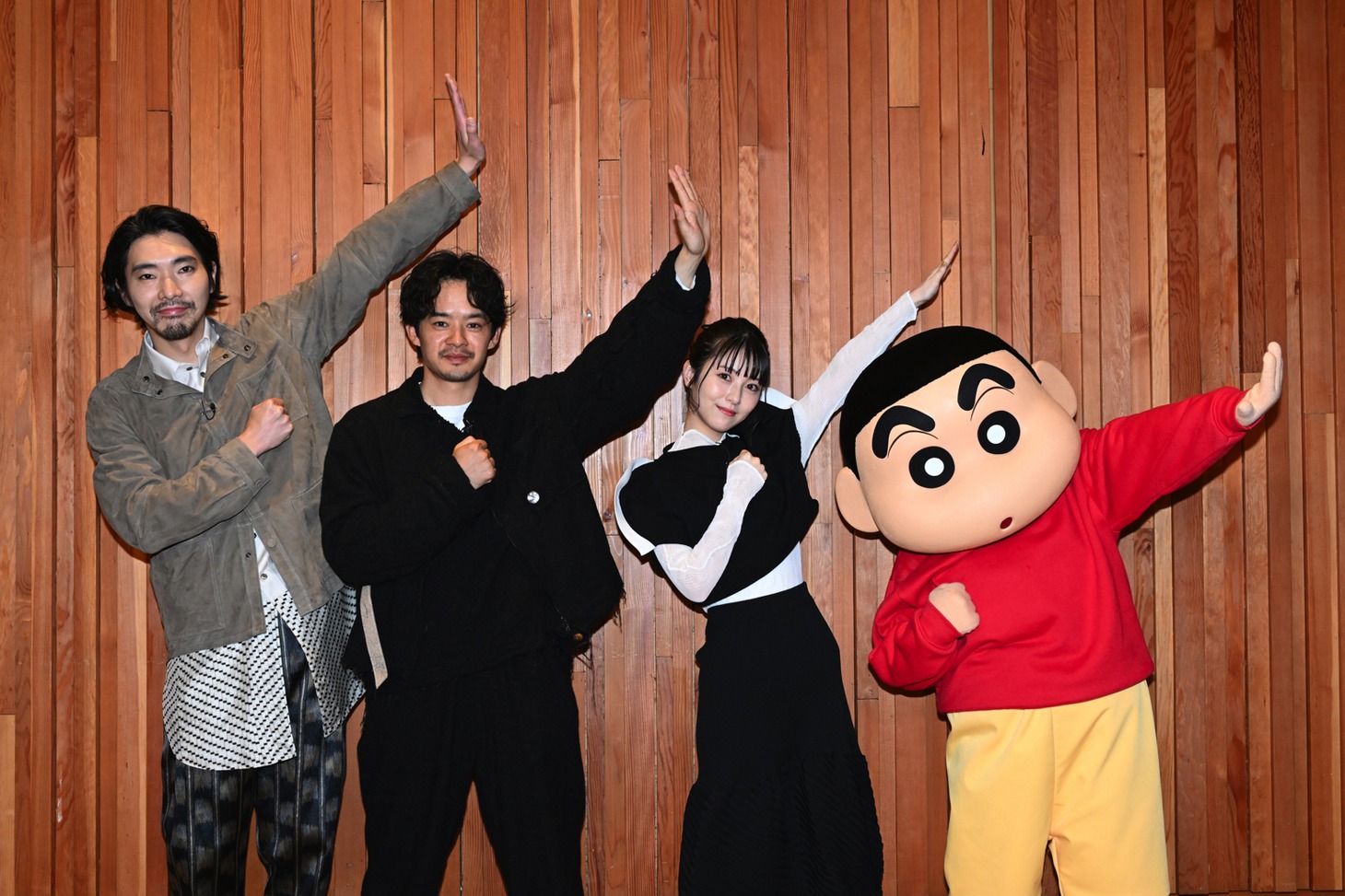 左から柄本佑、池松壮亮、浜辺美波、しんのすけ。
