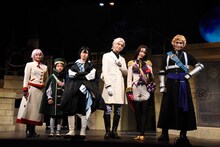 舞台「『ヴァニタスの手記』-Encore‐」取材会の様子。左からジャンヌ役の七木奏音、ルカ役の前田武蔵、ヴァニタス役の植田圭輔、ノエ役の菊池修司、ドミニク役の澤田美紀、ローラン役の丘山晴己。