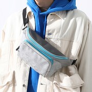 「ミリオンズ・ナイヴズ モデル ボディバッグ」の着用例。