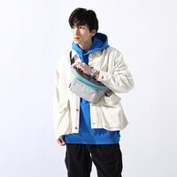 「ミリオンズ・ナイヴズ モデル ボディバッグ」の着用例。