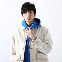 「ミリオンズ・ナイヴズ モデル 腕時計」の着用例。