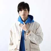 「ミリオンズ・ナイヴズ モデル 腕時計」の着用例。