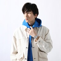 「ミリオンズ・ナイヴズ モデル 腕時計」の着用例。