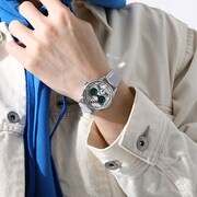 「ミリオンズ・ナイヴズ モデル 腕時計」の着用例。