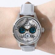 「ミリオンズ・ナイヴズ モデル 腕時計」の着用例。