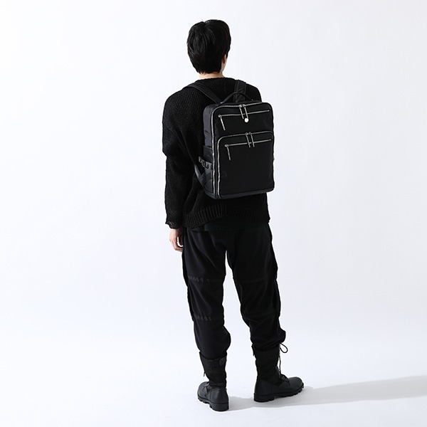 「ニコラス・D・ウルフウッドモデル バックパック」の着用例。