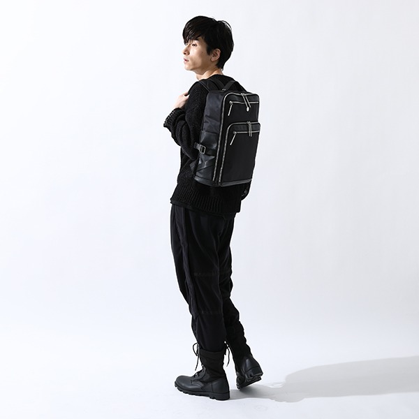 「ニコラス・D・ウルフウッドモデル バックパック」の着用例。
