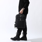 「ニコラス・D・ウルフウッドモデル バックパック」の着用例。