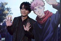 フォトスポットで撮影する榎木淳弥。