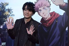 フォトスポットで撮影する榎木淳弥。